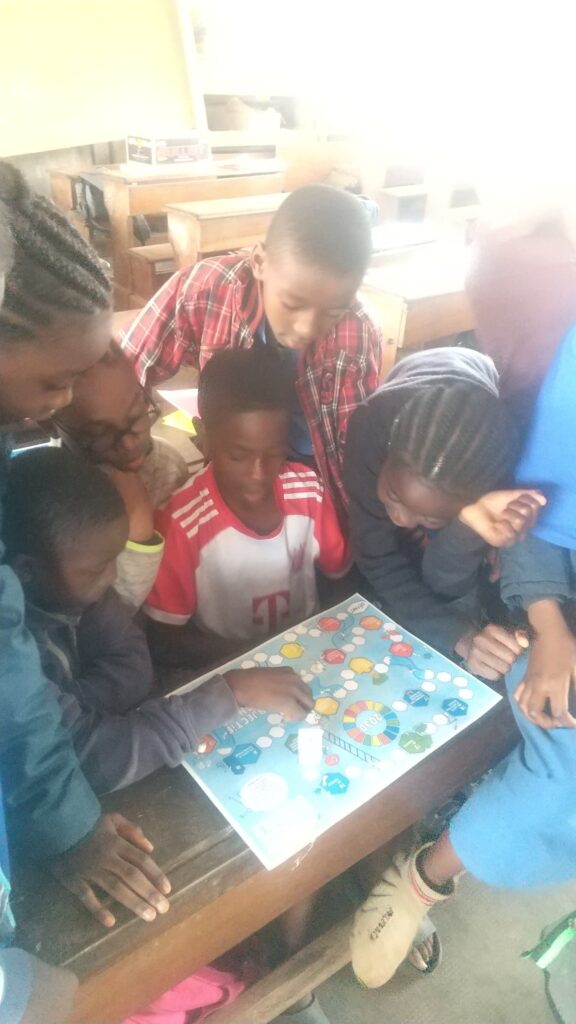 Atelier d’Initiation aux ODD à l’École Publique d’Atemengue : Une Nouvelle Édition Réussie !